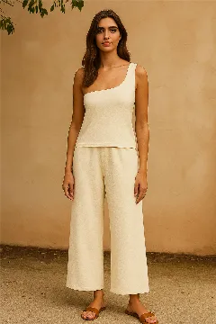 Kadın Beyaz Tek Omuzlu Şık Bluz & Geniş Paça Pantolon İkili Takım