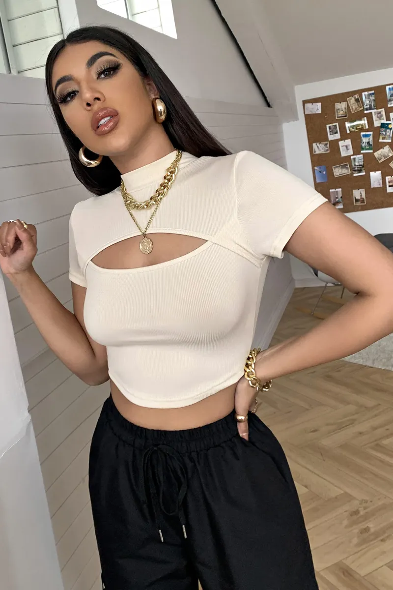 Kadın Ekru Göğüs Dekolteli Yarım Kollu Cut Out Crop Top Bluz