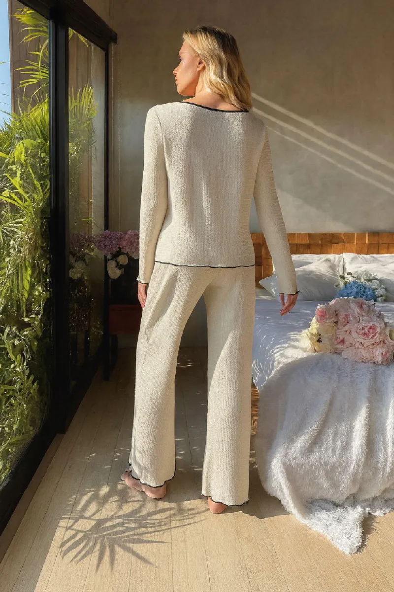 Kadın Beyaz Fiyonklu İç Çamaşırı ve Uzun Kollu V Yaka Pijama Takımı 4'lü Set